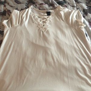 Torrid soft white v neck crisscross with floral design T-Shirt size 4